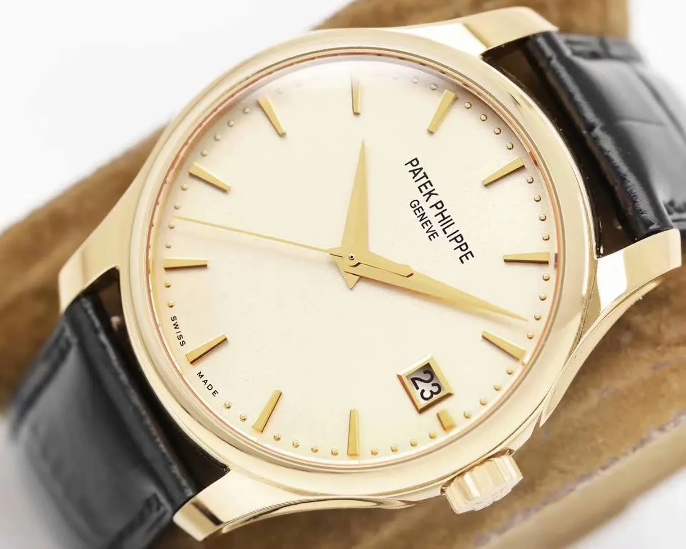 Patek Philippe Classic Series 5227 watch (PP flip cover for short) makes a strong debut! [Case] Watch size 39mm The ivory white enamel dial is smooth and delicate, and the gold three-dimensional hour markers and hands are all treated with precious metal PVD to restore the tall and elegant aura of PP. [Technical breakthrough] 9015 modified PP self-produced Cal.324 SC movement - the large and small splints have flowing luster, the gemstone bearings are bright and natural, the position of the balance wheel is consistent with the original, and the simulation is close to the original factory. [Strap] Equipped with a classic Italian calfskin strap, with clear texture and high quality. The pin buckle has the same structure as the original, is polished neatly and brightly, and can be used with the original product. 5227 is extremely simple and has hidden beauty. It fully reveals the unique temperament of Patek Philippe and is very seductive!